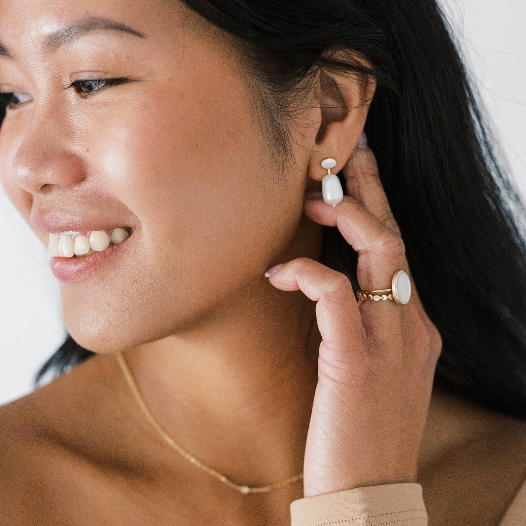 Pearl Drop earrings that can be worn everyday. Elegant, simple and modern.