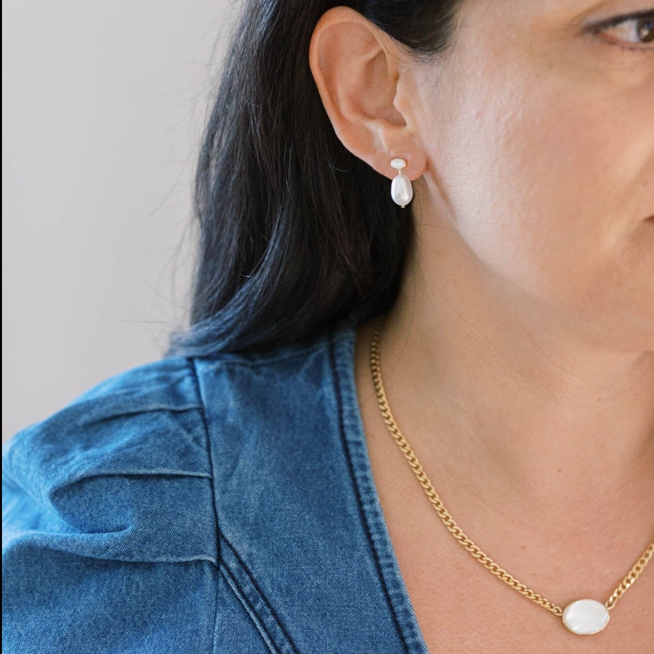White Pearl drop earrings feature 2 pearls for a minimal modern aesthetic. Great for daily wear.