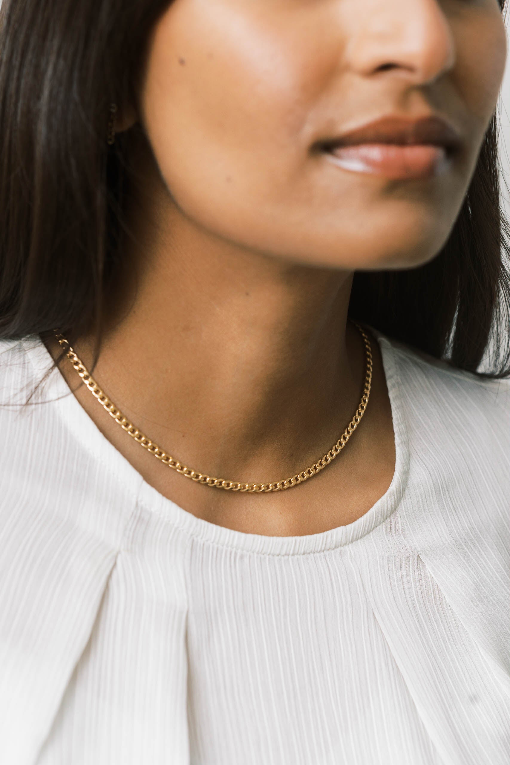 Recycled gold curb chain is simple and modern