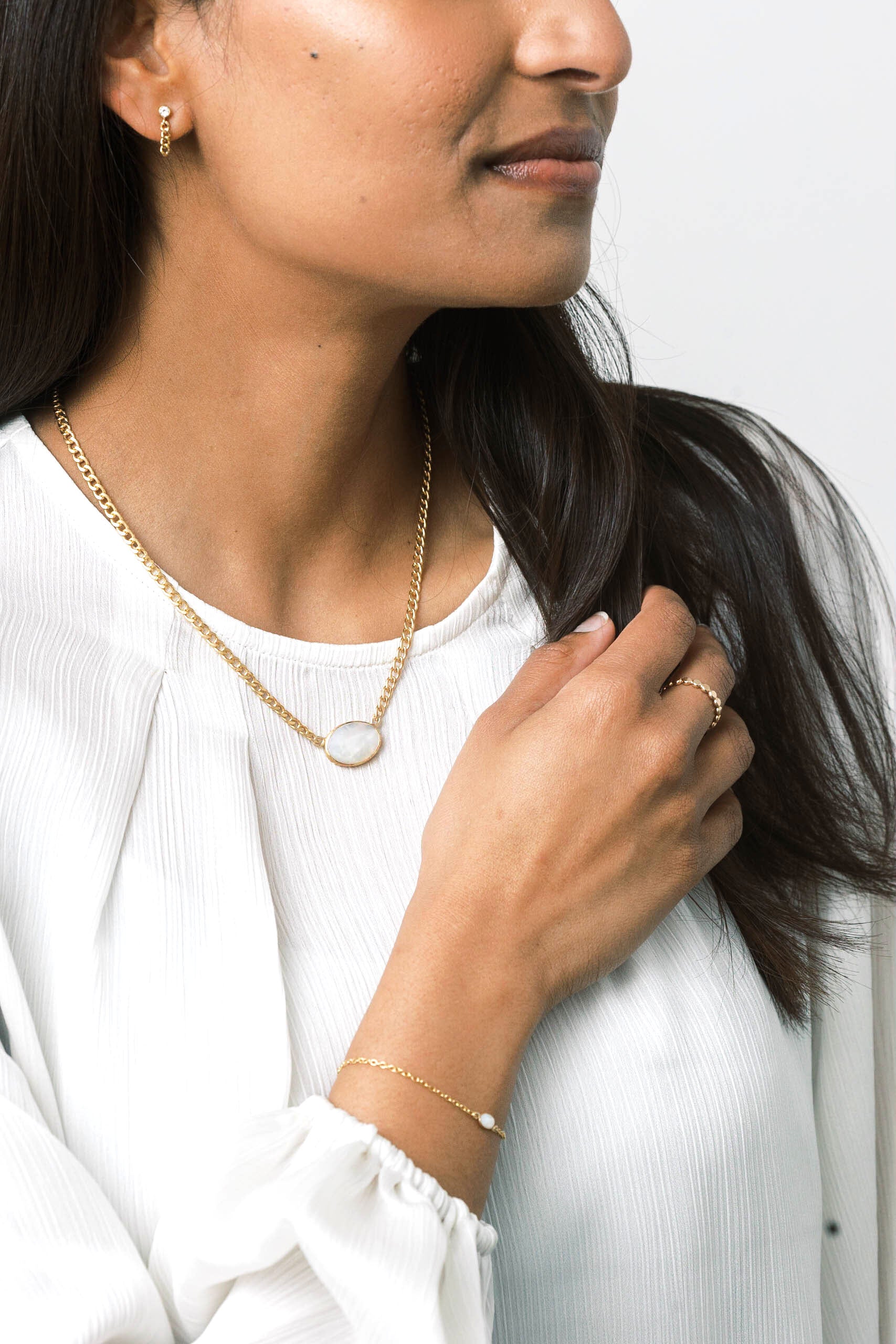 Recycled gold curb chain with a modern oval pearl