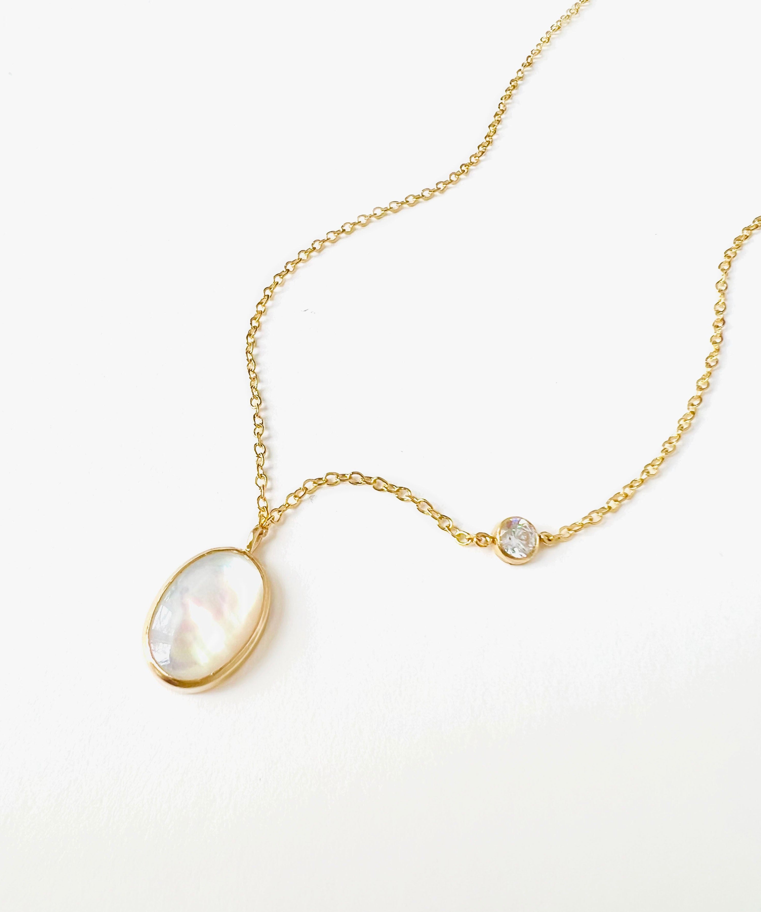 Oval Mother of Pearl Pendant necklace