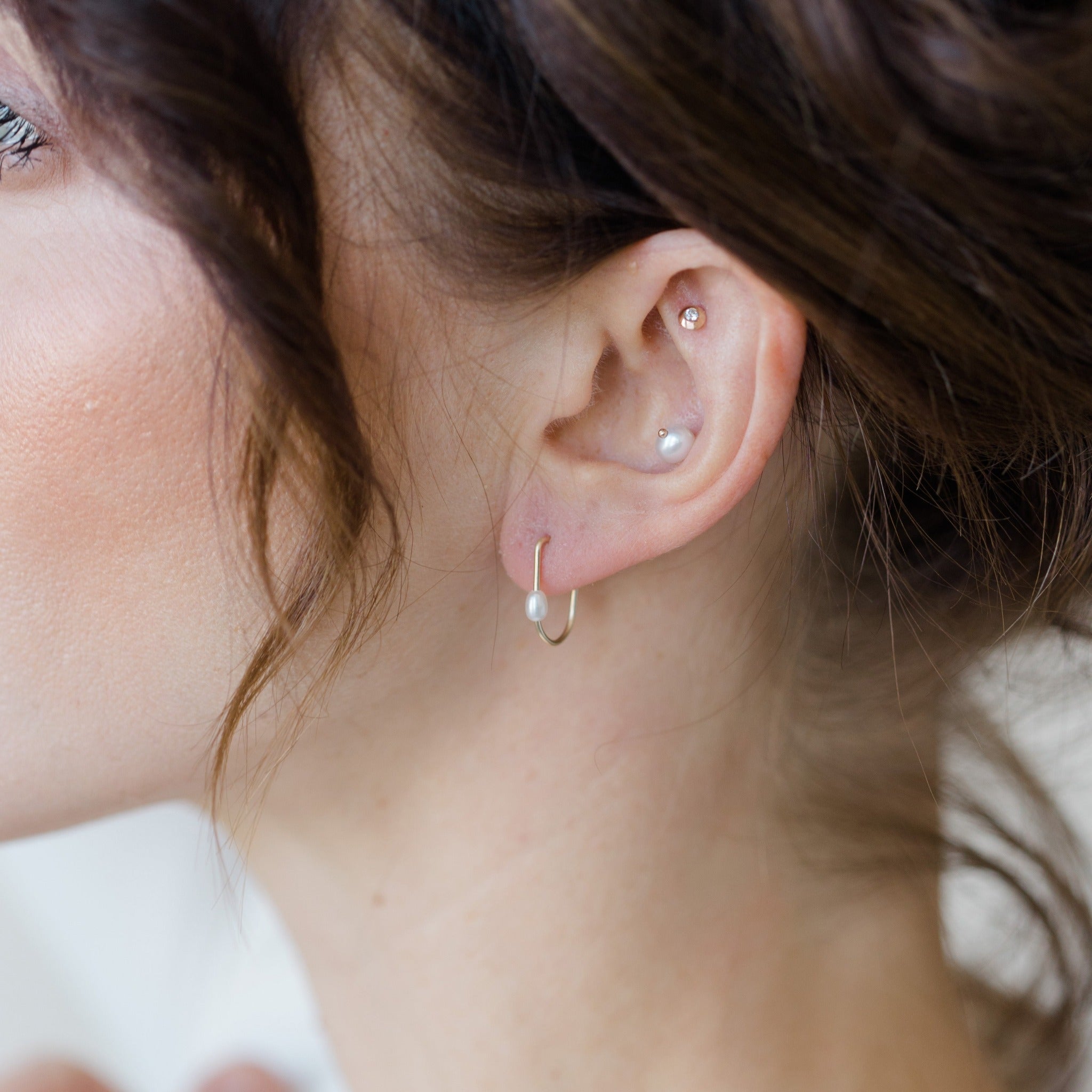 Gold hoop earring looks great paired with small stud earrings. The gold hoop is lightweight and easy to slip on. The small oval pearl is white.